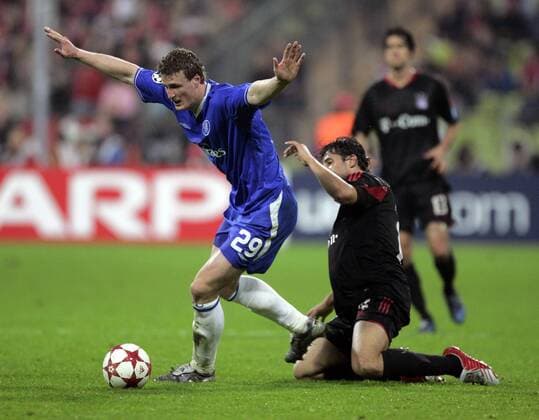 Robert Huth (li., Chelsea) setzt sich gegen Claudio Pizarro (Bayern) durch Fußball EC 1 Herren Champions League 2004 2005, Viertelfinale, FC Bayern München - Chelsea FC London 3:2, Gruppe München Dynamik,