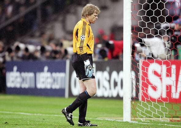 Torwart Oliver Kahn (Bayern) enttäuscht Fußball EC 1 Herren Champions League 2004 2005, Viertelfinale, FC Bayern München, Einzelbild München Enttäuschung,