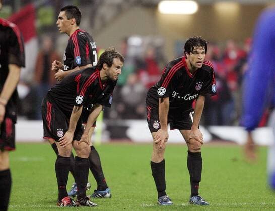 Michael Ballack (re.) und Mehmet Scholl (beide Bayern) ratlos Fußball EC 1 Herren Champions League 2004 2005, Viertelfinale, FC Bayern München, Gruppe München Enttäuschung,