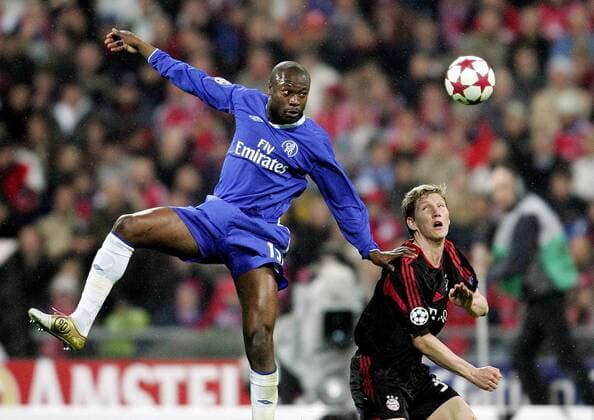 William Gallas (li., Chelsea) gegen Bastian Schweinsteiger (Bayern) Fußball EC 1 Herren Champions League 2004 2005, Viertelfinale, FC Bayern München - Chelsea FC London 3:2, Gruppe München Dynamik, Höhe,