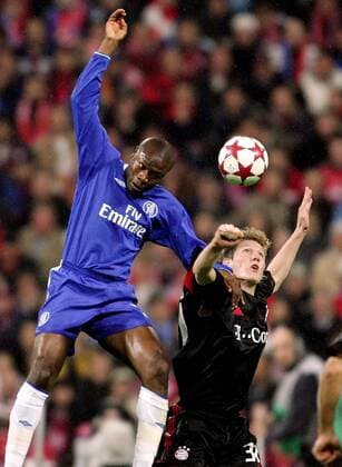 William Gallas (li., Chelsea) gegen Bastian Schweinsteiger (Bayern) Fußball EC 1 Herren Champions League 2004 2005, Viertelfinale, FC Bayern München - Chelsea FC London 3:2, Gruppe München Dynamik,