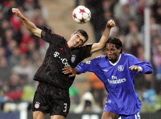 Lucio (li., Bayern) gegen Didier Drogba (Chelsea) Fußball EC 1 Herren Champions League 2004 2005, Viertelfinale, FC Bayern München - Chelsea FC London 3:2, Gruppe München Dynamik, Kampf,