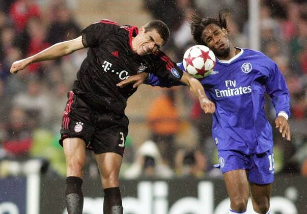 Lucio (li., Bayern) gegen Didier Drogba (Chelsea) Fußball EC 1 Herren Champions League 2004 2005, Viertelfinale, FC Bayern München - Chelsea FC London 3:2, Gruppe München Dynamik, Höhe,