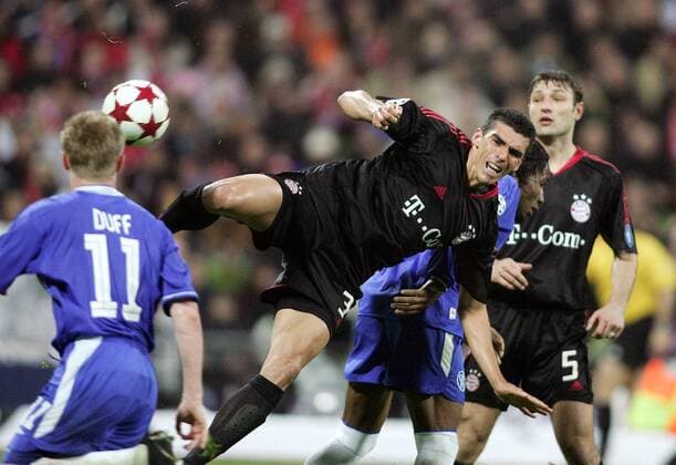 Lucio (Mitte, Bayern) - Schuss gegen Drogba (re.) und Duff (beide Chelsea) Fußball EC 1 Herren Champions League 2004 2005, Viertelfinale, FC Bayern München - Chelsea FC London 3:2, Gruppe München Dynamik, Höhe,
