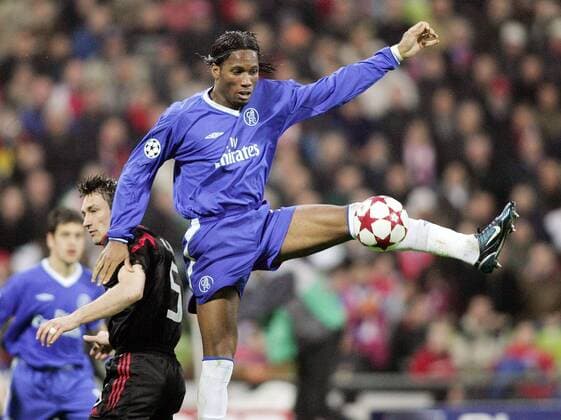 Didier Drogba (re., Chelsea) eine Etage höher als Robert Kovac (Bayern) Fußball EC 1 Herren Champions League 2004 2005, Viertelfinale, FC Bayern München - Chelsea FC London 3:2, Gruppe München Dynamik, Höhe,