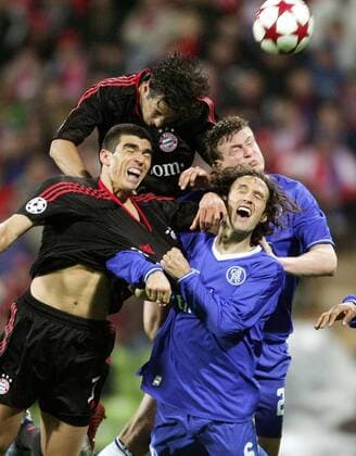 Ricardo Carvalho (2.v.re., Chelsea) hält Lucio (li.) fest, Claudio Pizarro (2.v.li., beide Bayern) köpft den Ball über Robert Huth (Chelsea) hinweg Fußball EC 1 Herren Champions League 2004 2005, Viertelfinale, FC Bayern München - Chelsea FC London 3:2, Gruppe München Dynamik, Kampf,