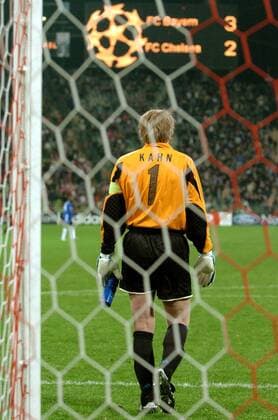 Torwart Oliver Kahn (Bayern) verläßt den Platz, trotz des 3:2 Sieges über Chelsea verpasst der FC Bayern den Einzug in die nächste Runde Fußball EC 1 Herren Champions League 2004 2005, Viertelfinale, FC Bayern München - Chelsea FC London 3:2 Einzelbild München Enttäuschung,