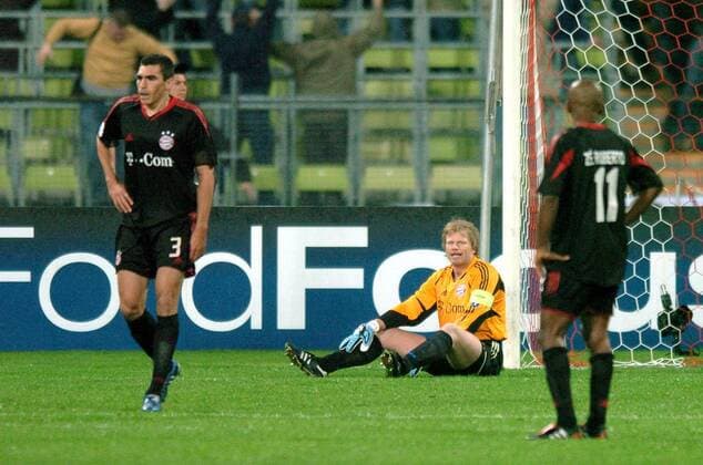 Torwart Oliver Kahn fassungslos nach dem unglücklichen 1:0 Treffer der Gäste, Lucio (beide Bayern,li.) ergeht nicht anders Fußball EC 1 Herren Champions League 2004 2005, Viertelfinale, FC Bayern München Gruppe München Enttäuschung, Verzweiflung,