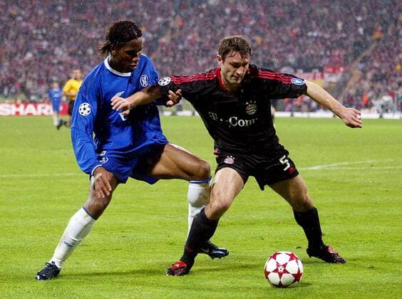 Robert Kovac (re., Bayern) gegen Didier Drogba (Chelsea) Fußball EC 1 Herren Champions League 2004 2005, Viertelfinale, FC Bayern München - Chelsea FC London 3:2, Gruppe München Dynamik,