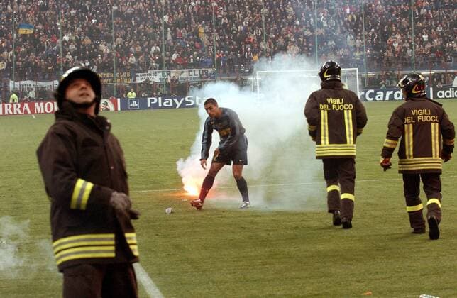 Ivan Cordoba (Inter) unterstützt die Feuerwehr bei der Beseitigung von Feuerwerkskörpern und Wurfgeschossen - unbelehrbare Inter Fans zeigten ihre Vorstellung eines Fußballfestes Fußball EC 1 Herren Champions League 2004 2005, Viertelfinale, Internazionale FC Mailand - AC Mailand 0:1, Vdig Gruppe Feuerwehrmann, Feuerwehrmänner, Security Mailand