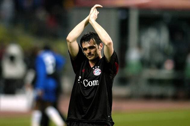 Willy Sagnol (Bayern) bedankt sich nach dem Aus in der Champions League bei den Anhängern Fußball EC 1 Herren Champions League 2004 2005, Viertelfinale, FC Bayern München Einzelbild München Enttäuschung,