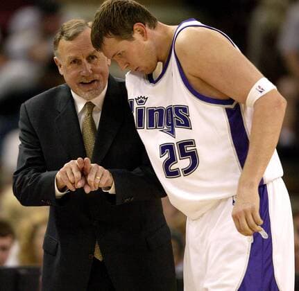 Headcoach Rick Adelman gibt Darius Songaila (beide Sacramento Kings) Anweisungen - (Icon9412072) Basketball Herren NBA 2004 2005, Sacramento Kings Gruppe Sacramento EDITORIAL USE ONLY