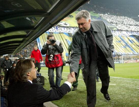Trainer Carlo Ancelotti (Milan, re.) begrüßt Trainer Roberto Mancini (Inter) Fußball EC 1 Herren Champions League 2004 2005, Internazionale FC Mailand - AC Mailand 0:1, Viertelfinale, Vdig Gruppe Mailand