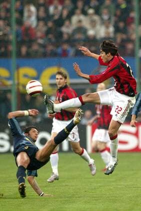 Marco Materazzi (Inter, li.) gegen Kaka (Milan) Fußball EC 1 Herren Champions League 2004 2005, Internazionale FC Mailand - AC Mailand 0:1, Viertelfinale, Vdig Gruppe Mailand Dynamik, Kampf,
