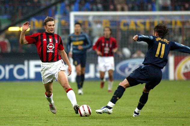 Andriy Shevchenko (Milan, li.) gegen Sinisa Mihajlovic (Inter) Fußball EC 1 Herren Champions League 2004 2005, Internazionale FC Mailand - AC Mailand 0:1, Viertelfinale, Vdig Gruppe Mailand Dynamik,