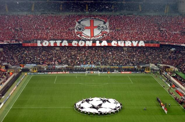 Die Südkurve im Giuseppe Meazza Stadion, Fanblock der Milan Fans - Der Kampf gegen die Kurve muß erst einmal gewonnen werden: Lotta con la curva Fußball EC 1 Herren Champions League 2004 2005, AC Mailand, Viertelfinale, Vdig Totale Giuseppe Meazza Stadion, San Siro Mailand Kampf,
