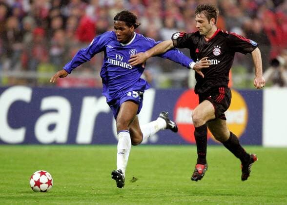 Didier Drogba (Chelsea, li.) gegen Robert Kovac (Bayern) Fußball EC 1 Herren Champions League 2004 2005, Viertelfinale, FC Bayern München - Chelsea FC London 3:2 Gruppe pan8938 München Dynamik,  