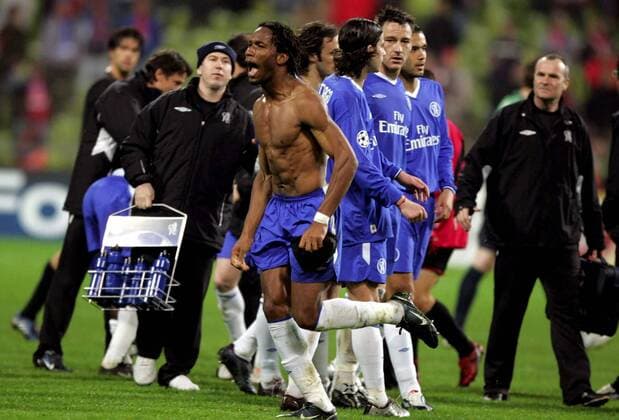 Schlußjubel Chelsea mit Didier Drogba (Mitte) Fußball EC 1 Herren Champions League 2004 2005, Viertelfinale, Chelsea FC London Gruppe pan8938 München Freude,  