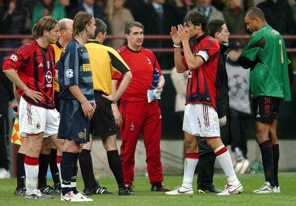 Ratlosigkeit im Mailänder Ortsderby, v. re.: Torwart Dida, Paolo Maldini (beide Milan), Schiedsrichter Dr. Merk (Deutschland), Andy van der Meyde (Inter) und Massimo Ambrosini (Milan) -  Fußball EC 1 Herren Champions League 2004 2005, Internazionale FC Mailand - AC Mailand 0:1 Gruppe Mailand Enttäuschung, Spannung,