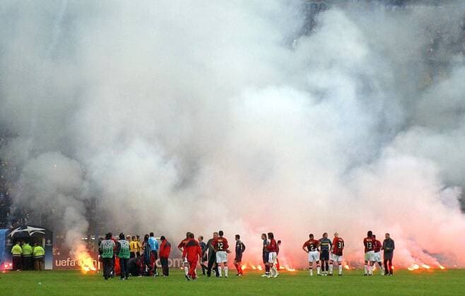 Fanausschreitungen im Mailänder Ortsderby - Inter Fans werfen zahlreiche bengalische Feuer auf das Spielfeld, die Spieler von Inter (in Blau) und Milan (in Rot) können nur hilflos zuschauen -  Fußball EC 1 Herren Champions League 2004 2005, Internazionale FC Mailand - AC Mailand 0:1, Stadionsicherheit Totale Leuchtraketen, Ausschreitungen, Fanausschreitungen Mailand, Ausschreitung, Sicherheit Security, Chaot Spannung,