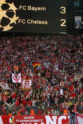 Trotz des 3:2 Sieges gegen den FC Chelsea ist der FC Bayern aufgrund der Tordifferenz aus dem Hinspiel im Viertelfinale der Champions League 2005 ausgeschieden, die Fans feiern ihr Team trotzdem Fußball EC 1 Herren Champions League 2004 2005, Viertelfinale, FC Bayern München - FC Chelsea London 3:2, Vdig Totale München Freude,
