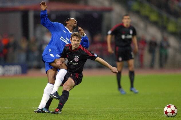 Robert Kovac (Bayern, re.) gegen Didier Drogba (Chelsea) Fußball EC 1 Herren Champions League 2004 2005, Viertelfinale, FC Bayern München - FC Chelsea London 3:2, Vdig Gruppe München Dynamik, Kampf,