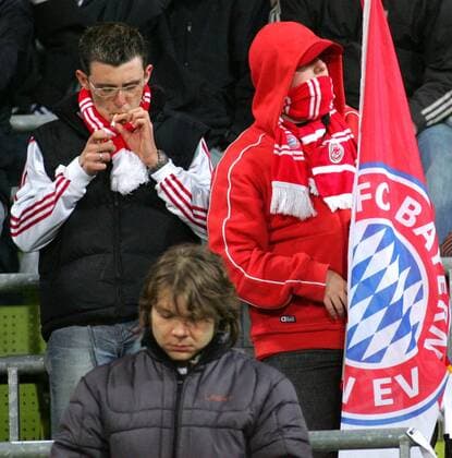 Ernüchterung bei den Bayern Fans nach dem Viertelfinalaus ihres Teams Fußball EC 1 Herren Champions League 2004 2005, FC Bayern München, Vdig Gruppe München