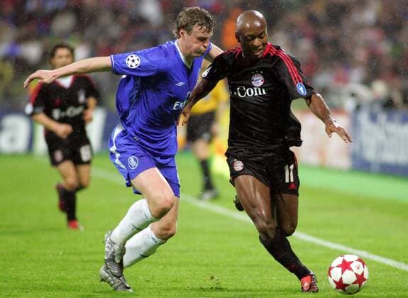 Ze Roberto (Bayern, re.) gegen Robert Huth (Chelsea) Fußball EC 1 Herren Champions League 2004 2005, FC Bayern München - FC Chelsea London 3:2, Vdig Gruppe München Dynamik, Kampf,