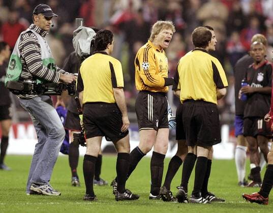 Torwart Oliver Kahn (Bayern, Mitte) beschwert sich nach dem Spiel lautstark bei FIFA Schiedsrichter Mejuto Gonzalez (Spanien) Fußball EC 1 Herren Champions League 2004 2005, FC Bayern München Gruppe München Enttäuschung, Wut, Spannung,