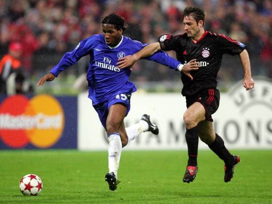 Robert Kovac (Bayern, re.) gegen Didier Drogba (Chelsea) Fußball EC 1 Herren Champions League 2004 2005, Viertelfinale, FC Bayern München - Chelsea FC London 3:2 Gruppe München Dynamik,