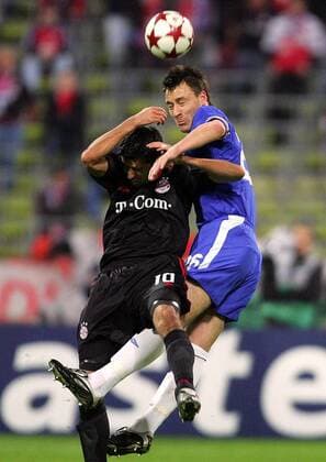 John Terry (Chelsea, re.) gegen Roy Makaay (Bayern) Fußball EC 1 Herren Champions League 2004 2005, Viertelfinale, FC Bayern München - Chelsea FC London 3:2 Gruppe München Dynamik, Höhe,