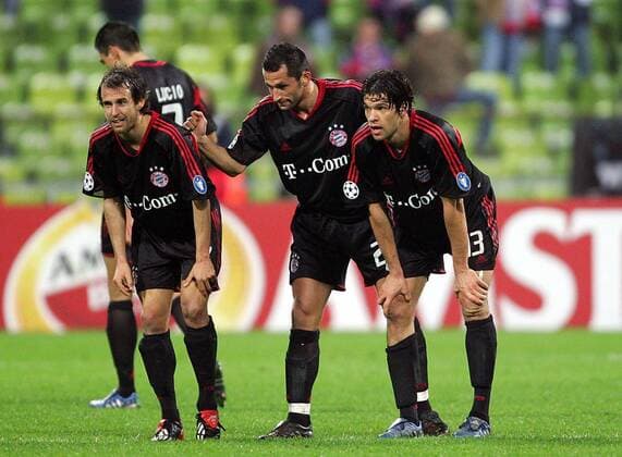 Michael Ballack (re.), Hasan Salihamidzic (Mitte) und Mehmet Scholl (alle Bayern) enttäuscht über das Aus in der Champions League Fußball EC 1 Herren Champions League 2004 2005, Viertelfinale, FC Bayern München Gruppe München Enttäuschung,