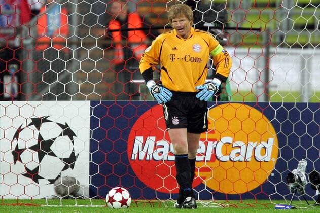 Torwart Oliver Kahn (Bayern) steht nach einem Gegentreffer frustriert im Tor Fußball EC 1 Herren Champions League 2004 2005, Viertelfinale, FC Bayern München Einzelbild München Enttäuschung,