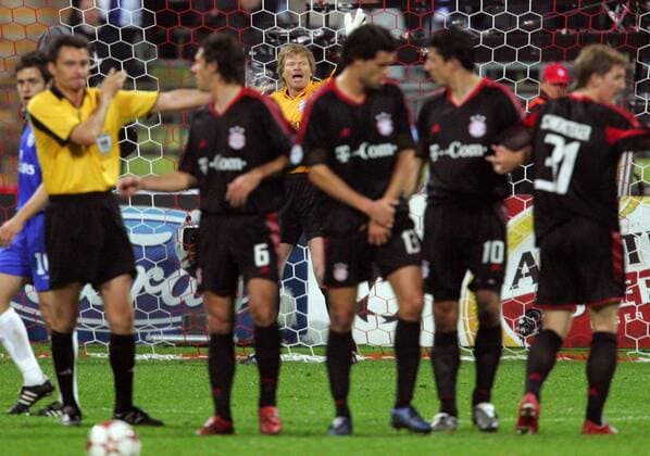 Torwart Oliver Kahn (hi.) richtet seine Abwehrmauer, v. re.: Schweinsteiger, Makaay, Ballack, Demichelis (alle Bayern), li. FIFA Schiedsrichter Mejuto Gonzalez (Spanien) Fußball EC 1 Herren Champions League 2004 2005, FC Bayern München Totale München Abwehr, Spannung,