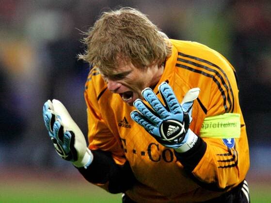 Torwart Oliver Kahn (Bayern) verzweifelt Fußball EC 1 Herren Champions League 2004 2005, FC Bayern München Einzelbild München Enttäuschung, Verzweiflung, Ungeduld, Wut, Spannung,