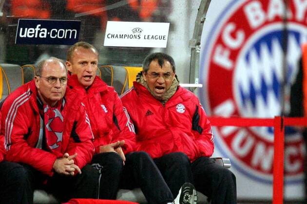 Die erzürnte Bayern Bank, v. re.: Trainer Felix Magath, Co Trainer Seppo Eichkorn und Manager Uli Hoeneß Fußball EC 1 Herren Champions League 2004 2005, FC Bayern München Gruppe München Enttäuschung, Wut, Spannung, Ungeduld,