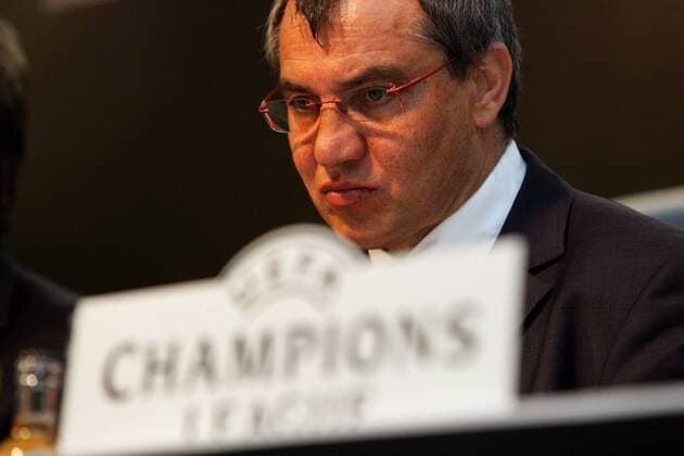 Trainer Felix Magath (Bayern) während der Pressekonferenz nach dem Aus in der Champions League Fußball EC 1 Herren Champions League 2004 2005, FC Bayern München Einzelbild München Enttäuschung,