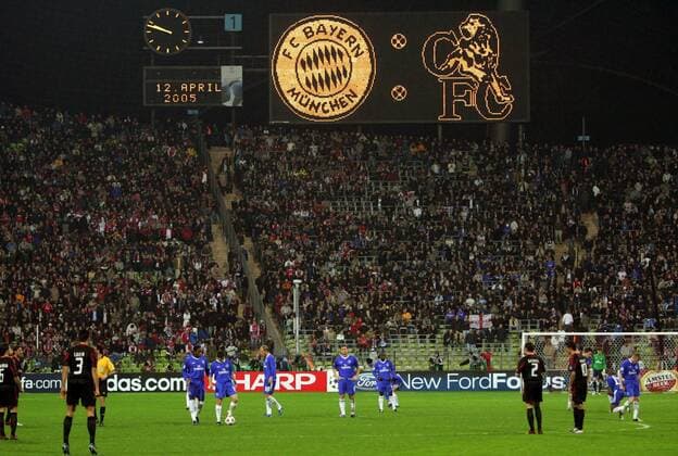 Anstoß zum Spiel zwischen dem FC Chelsea London (in Blau) und dem FC Bayern München, die Logos der Clubs auf der Anzeigetafel Fußball EC 1 Herren Champions League 2004 2005, FC Bayern München - FC Chelsea London 3:2 Totale München
