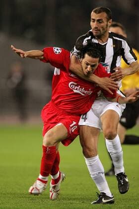 Paolo Montero (Juventus, re.) hält Luis Garcia (Liverpool) im Würgegriff Fußball EC 1 Herren Champions League 2004 2005, Juventus Turin - FC Liverpool 0:0, Juve, Viertelfinale Gruppe Turin Dynamik, Kampf,