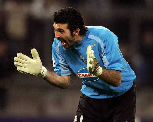 Gianluigi Buffon (Juventus) feuert seine Vorderleute lautstark an Fußball EC 1 Herren Champions League 2004 2005, Juventus Turin, Juve, Viertelfinale Einzelbild Turin