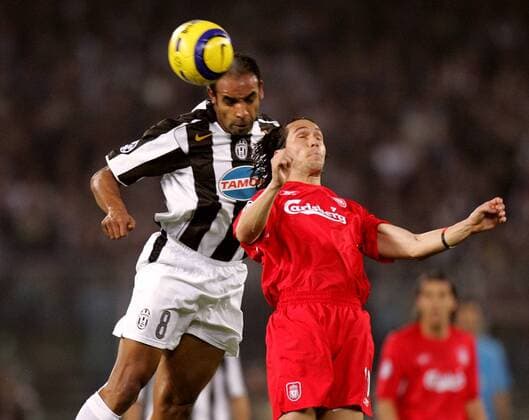 Emerson (Juventus, li.) gegen Luis Garcia (Liverpool) Fußball EC 1 Herren Champions League 2004 2005, Juventus Turin - FC Liverpool 0:0, Juve, Viertelfinale Gruppe Turin Dynamik,