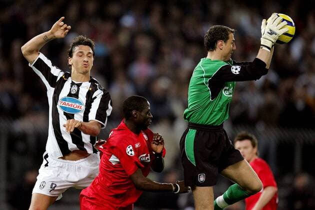 Torwart Jerzy Dudek (re.) und Djimi Traore (Mitte, beide Liverpool) klären vor Zlatan Ibrahimovic (Juventus) Fußball EC 1 Herren Champions League 2004 2005, Juventus Turin - FC Liverpool 0:0, Juve, Viertelfinale Gruppe Turin Dynamik, Abwehr