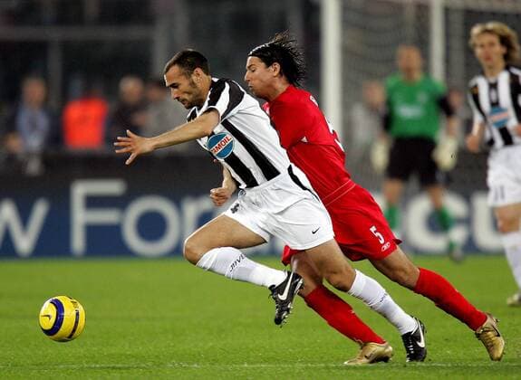 Paolo Montero (Juventus, li.) gegen Milan Baros (Liverpool) Fußball EC 1 Herren Champions League 2004 2005, Juventus Turin - FC Liverpool 0:0, Juve, Viertelfinale Gruppe Turin Dynamik,