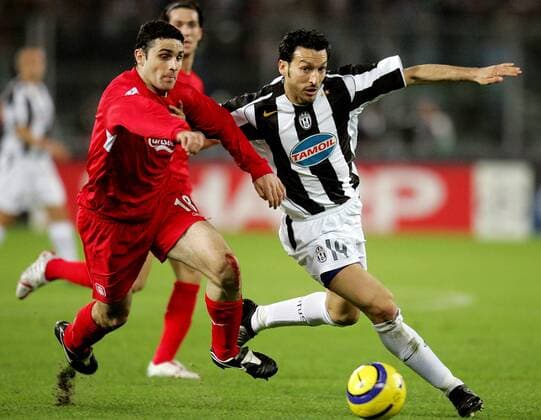 Antonio Nunez (Liverpool, li.) gegen Gianluca Zambrotta (Juventus) Fußball EC 1 Herren Champions League 2004 2005, Juventus Turin - FC Liverpool 0:0, Juve, Viertelfinale Gruppe Turin Dynamik,