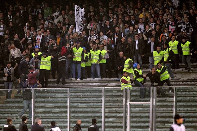 Turiner Hooligans liefern sich eine handfeste Auseinandersetzung mit den Sicherheitskräften Fußball EC 1 Herren Champions League 2004 2005, Juventus Turin, Juve, Viertelfinale Totale Turin Spannung,