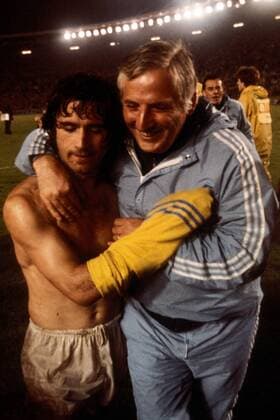 Gerd Müller (li.) und Co Trainer Jupp Derwall (beide BR Deutschland) - Schlußjubel Fußball WM Herren Weltmeisterschaft 1974, Länderspiel, Nationalmannschaft, Nationalteam, Nationaltrikot, Gruppe o0 Aufmacher Düsseldorf Freude,