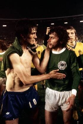 Ralf Edström (li., Schweden) gratuliert Paul Breitner (BR Deutschland) zum schwer erkämpften Sieg Fußball WM Herren Weltmeisterschaft 1974, Länderspiel, Nationalmannschaft, Nationalteam, Nationaltrikot, Gruppe Düsseldorf Harmonie, Kameradschaft,