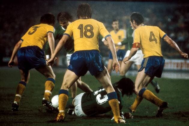 Bernd Hölzenbein (2.v.li.) und Gerd Müller (am Boden, beide BR Deutschland) gegen Kent Karlsson (3), Jörgen Augustsson (18) und Björn Nordqvist (alle Schweden) Fußball WM Herren Weltmeisterschaft 1974, Länderspiel, Nationalmannschaft, Nationalteam, Nationaltrikot, Gruppe Düsseldorf Dynamik,
