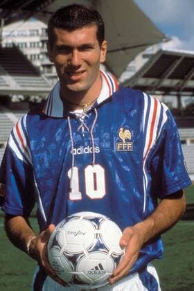 Zinedine Zidane (Frankreich) mit dem Adidas Tricolore in den Händen - dem offiziellen Spielball der Weltmeisterschaft 1998 in Frankreich Fußball WM Herren DEUTSCHSPRACHIGE SPORTZEITSCHRIFTEN UND -ZEITUNGEN NUR NACH RÜCKSPRACHE, Shooting 1997, Fototermin Einzelbild