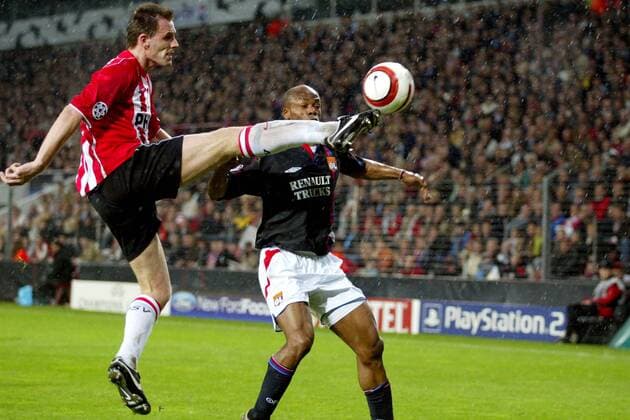 Andre Ooijer (Eindhoven, li.) mit gefährlichem Einsatz gegen Sylvain Wiltord (Lyon) Fußball EC 1 Herren Champions League 2004 2005, PSV Eindhoven - Olympique Lyonnais 5:3 n. E., OL, Vdig Gruppe pan8946 Eindhoven Dynamik,  